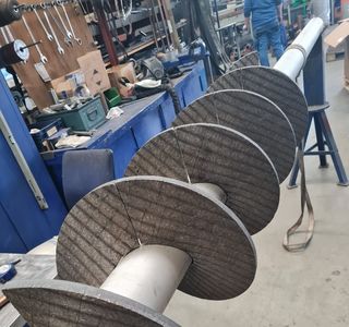 Schneckenflügel sind die spiralförmigen Bauteile, die auf einer Welle oder einem Rohr befestigt werden, um Schüttgüter zu fördern, zu mischen, zu dosieren oder zu entwässern.