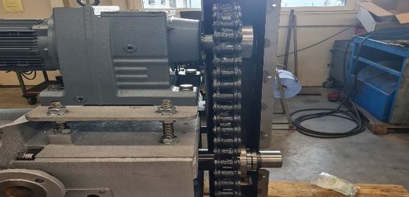 Rollenkette: Die robuste Metallkette überträgt die Kraft vom Motor auf die Antriebswelle.