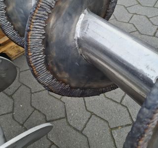 Die Konstruktion besteht aus einem zentralen Stahlrohr und aufgeschweißten Stahlwendeln