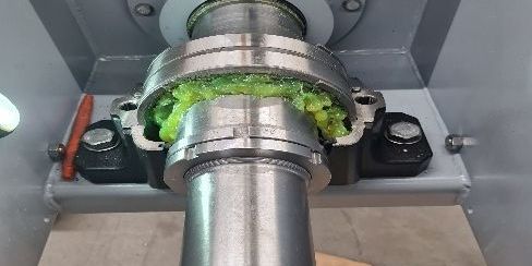 Rohrfoerderschnecke - Das grüne Fett dient zur Schmierung und zum Schutz vor Verschmutzung und Korrosion.