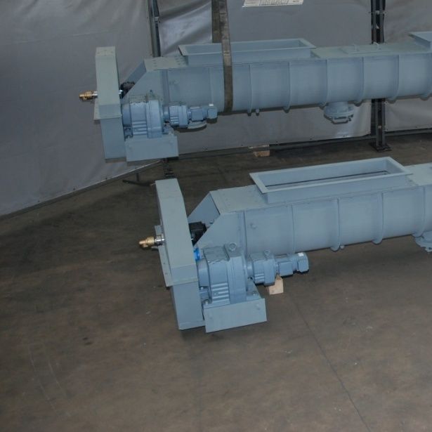 Kühlschnecken als Kesselaustragsschneckenwellen zur Förderung von Bettasche mit 5 Tonnen pro Stunde; Kühlung des Materials von 600 °C auf 120 °C.