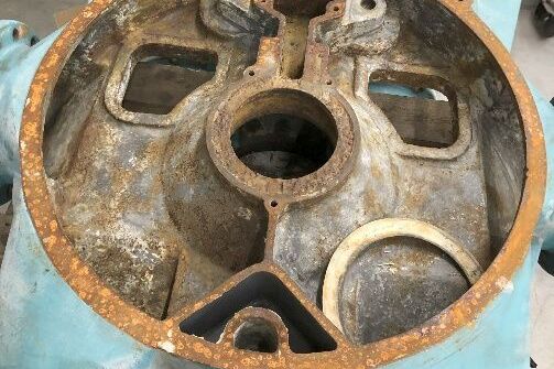 Gebrauchtes Pumpengehäuse mit sichtbaren Rostspuren an der Dichtfläche
